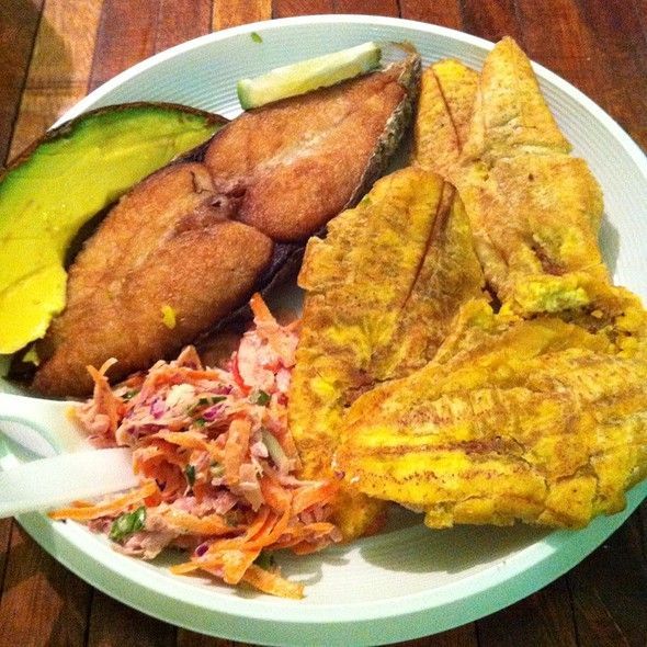 pescado-frito-con-tostones-dominicanos