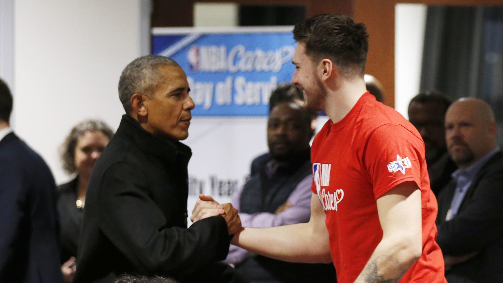 Barack Obama saluda a Luka Doncic durante un acto en el All Star de la...